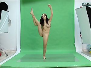 gigantic knockers Nicole on the green screen spreading
