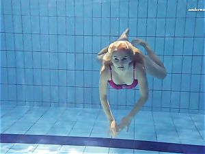 sizzling Elena shows what she can do under water